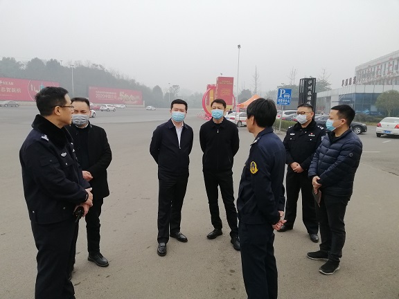 2.9龙马潭区政府副区长刘彬一行检查泸州收费站疫情防控冷链食品运输车辆查验工作.jpg