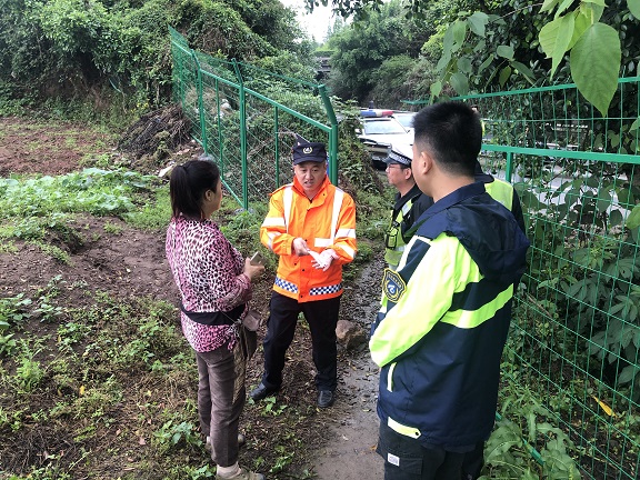 4.28泸州管理处联合高速交警举新措开展行人违法上高速路警示宣传教育2.jpg
