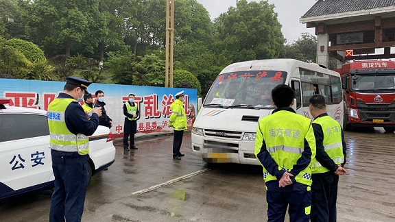 4.15隆纳高速“一路三方”联合开展降类客车逃（欠）费现场专项整治行动_副本.jpg