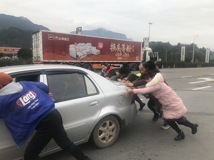 1.20叙永服务区助人为乐获赞扬 (4).JPG