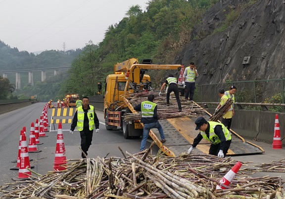3.18叙永管理处管护大队快处快撤 力保道路1.jpg