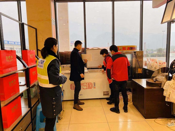1.21食品药监局到纳黔路各服务区开展2020年春运期间食品安全检查.JPG
