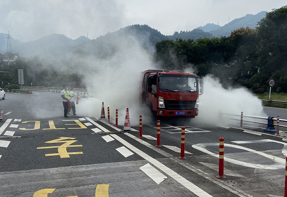 9.2叙永站一线员工使用灭火器快速灭火。.jpg