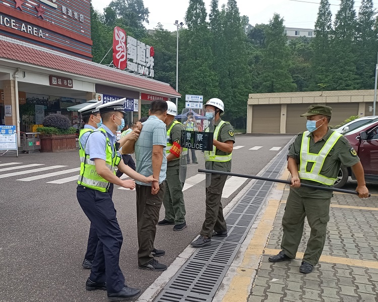 6.20隆纳高速“一路三方”联合开展2022年服务区反恐防暴应急演练2.jpg