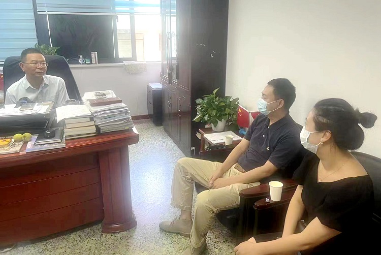 7.26  与中国建设银行泸州分行公司部总经理沟通贷款事宜 (2).jpg