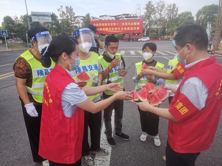 防暑“凉心”送群众  齐心协力抗疫情1.jpg