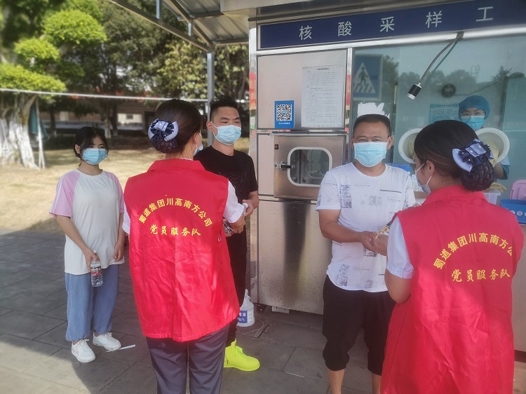 防暑“凉心”送群众  齐心协力抗疫情3.jpg