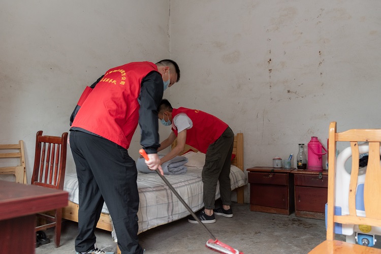 10.4南方公司叙永管理处开展“喜迎二十大 青春志愿行 欢乐度重阳”志愿服务活动3.jpg