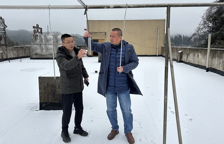 1.16南方公司叙永管理处积极应对寒潮天气确保道路安全畅通（1）.jpg