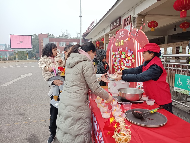 1.22泸州管理处联合交通执法总队第一支队开展“暖心旅途情系万家”志愿者活动：泸州西服务区现场管理员给过往司乘人员送上象征着合家团圆的汤圆。.jpg