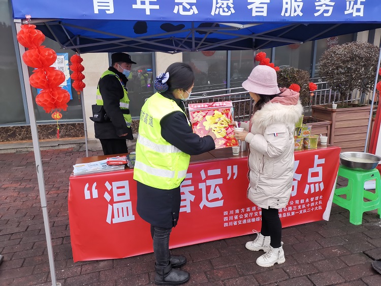 1.21纳黔高速“一路三方”联合开展“温馨春运”暖心服务活动4.jpg