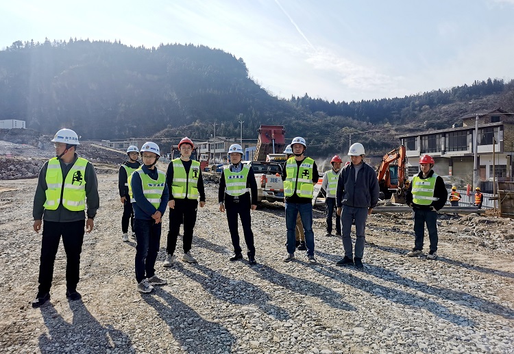 3.9叙永县交通运输局局长伍安忠一行检查指导摩尼互通匝道工程项目2.jpg
