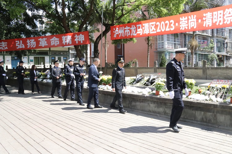 4.4隆纳高速“一路三方”联合开展“缅怀革命先烈 铭记不朽精神”主题党日活动 (2).JPG
