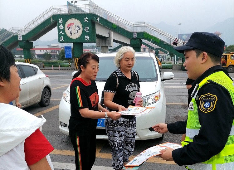 5.26纳黔高速“一路三方”联合开展路政宣传月宣传活动2.jpg