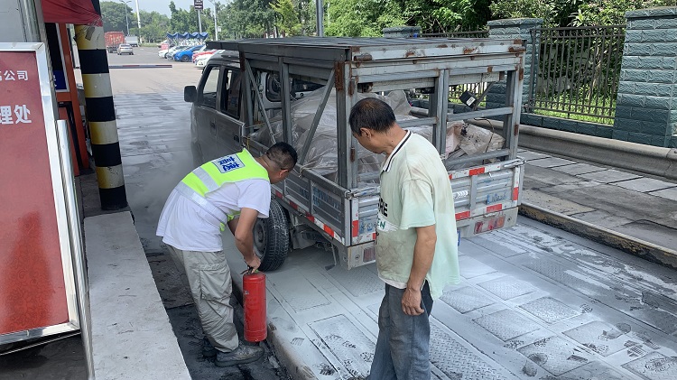7.3小货车变小“火”车  收费站快速灭火3.jpg