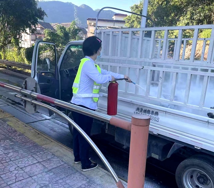 江门收费站团结协作快速处置起火车辆1.jpg