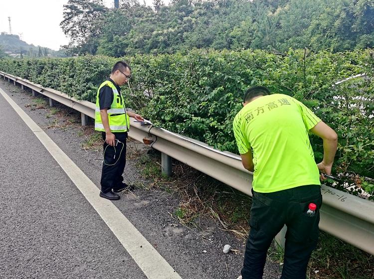 10.8  南方公司泸州管理处圆满完成波形梁钢护栏安装质量试验检测工作（2）.jpg