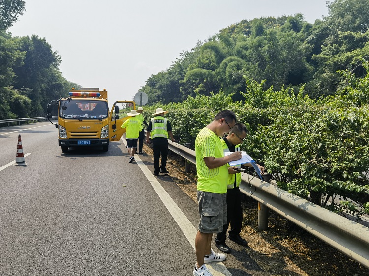 10.8  南方公司泸州管理处圆满完成波形梁钢护栏安装质量试验检测工作（1）.jpg