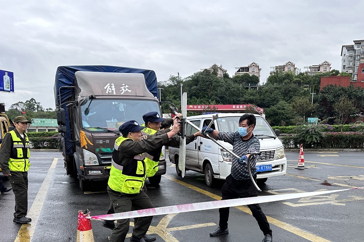 10.19隆纳高速“一路三方”开展2023年服务区治安突发事件应急演练 (4).JPG