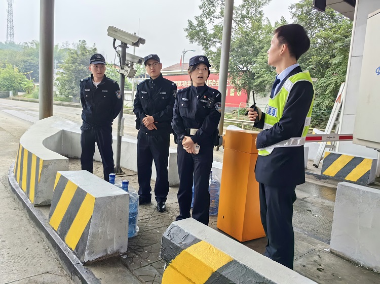 10.26纳溪站追缴ETC车道尾随前车冲关逃费车辆.jpg
