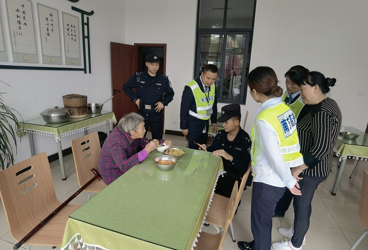 11.3隆昌收费站助迷路耄耋老人平安回家.jpg