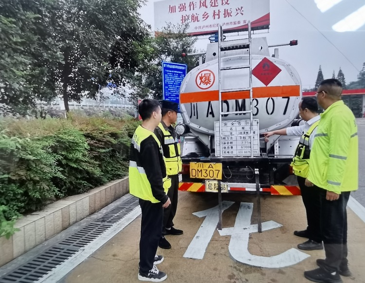 11.9G76厦蓉高速（隆纳）“一路三方”联合开展消防安全日主题宣传活动.jpg