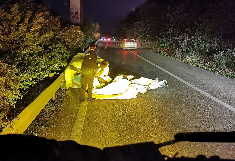 3.25 南方公司泸州管理处全力保障辖区夜间公路安全畅通照片3.jpg