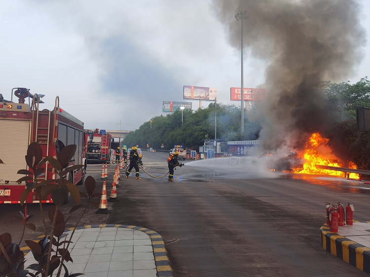 4.28泸州管理处泸州收费站快速处置货车突起大火事件2.jpg