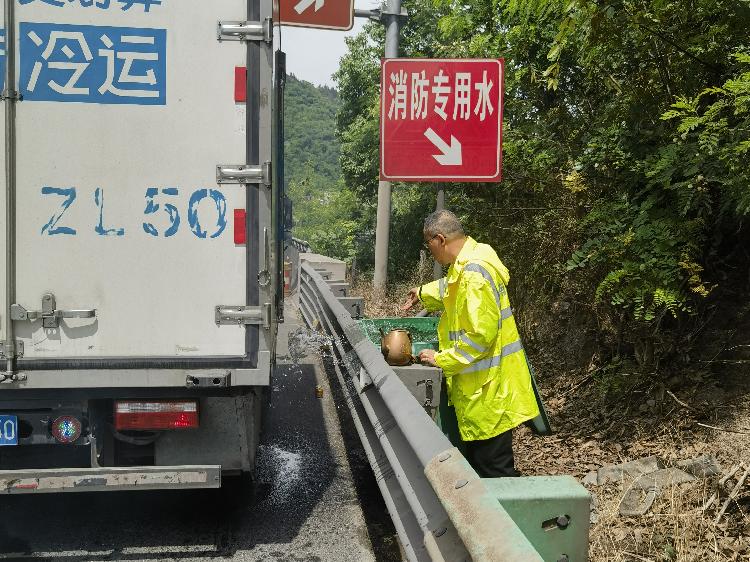 5.5叙永管理处快速利用应急消防水成功处置自燃车辆.jpg