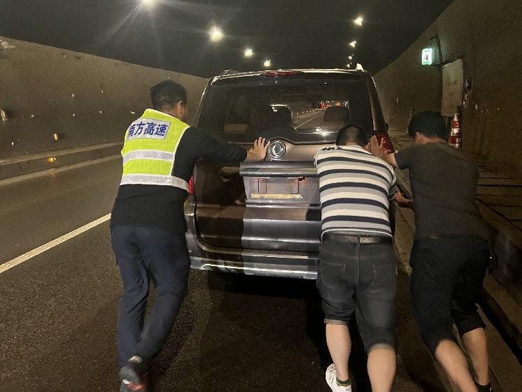 5.6叙永管理处快速帮助隧道故障车辆 2.jpg