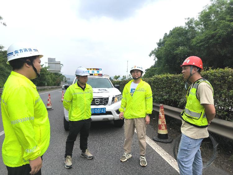 5.7叙永管理处收费稽查科开展2024年“五一”节后复工复产专项检查1.jpg