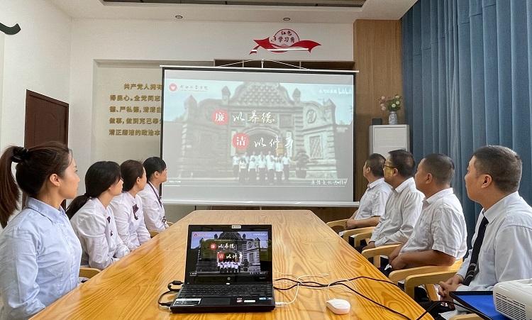 5.10泸州管理处隆昌收费站开展反腐倡廉教育活动.jpg