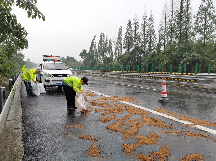 5.11隆纳高速“一路三方”快速处置交通事故确保辖区道路安全畅通.jpg