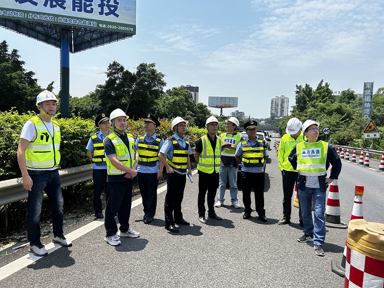 5.17泸州管理处联合省交通执法总队开展隆黄铁路施工项目安全监管指导工作1.jpg