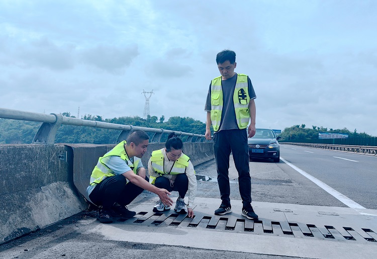 5.26以“雨”为令，闻“雨”而动，泸州管理处全力以赴守护道路安全4.jpg