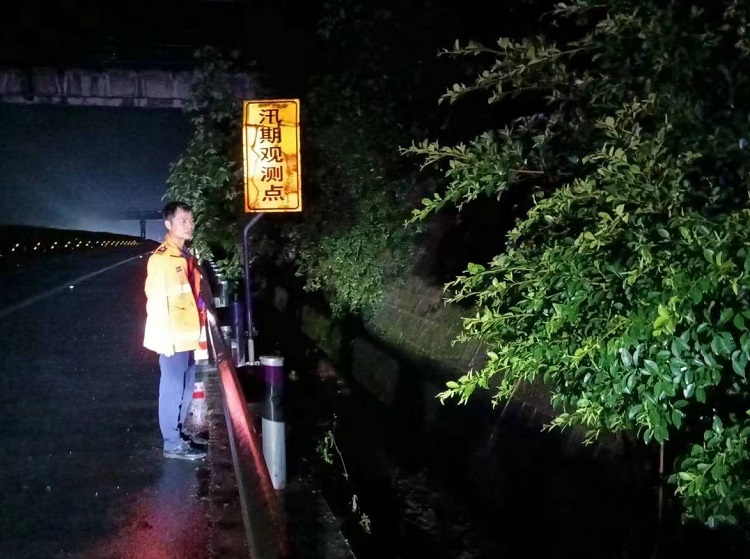 5.26以“雨”为令，闻“雨”而动，泸州管理处全力以赴守护道路安全3.jpg