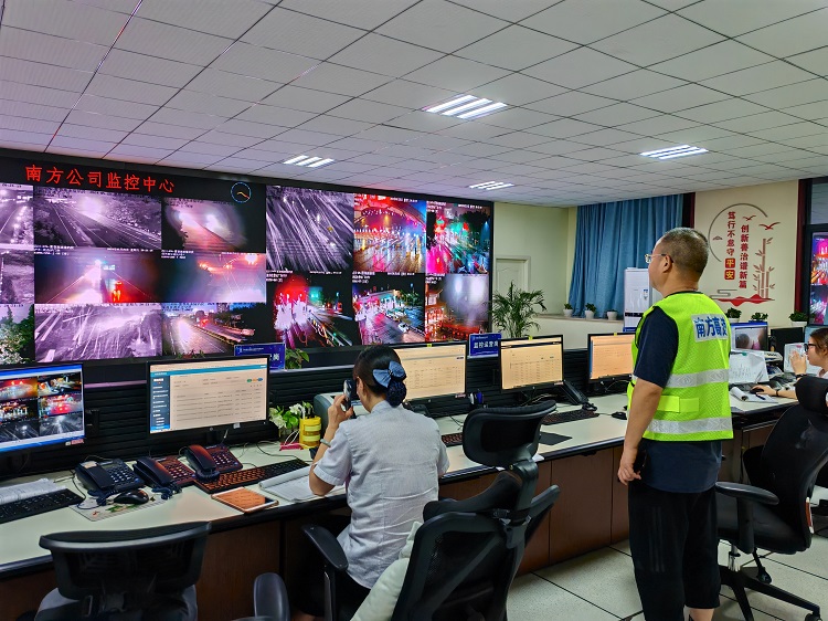 5.26以“雨”为令，闻“雨”而动，泸州管理处全力以赴守护道路安全1.jpg