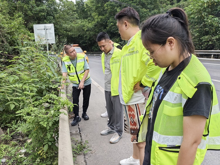 泸州管理处及时消除路面安全隐患3.jpg