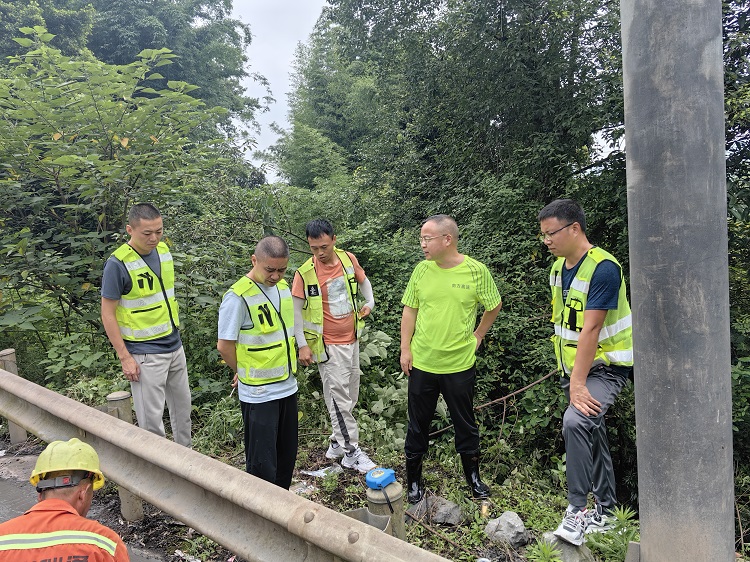 泸州管理处及时消除路面安全隐患6.jpg