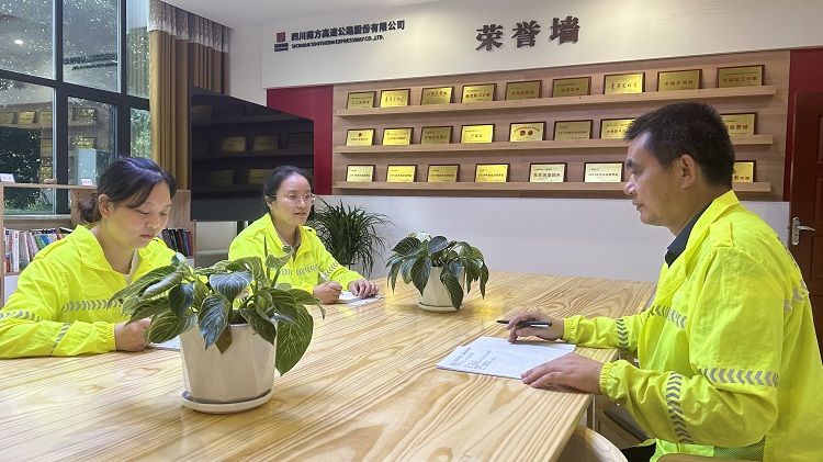 6.27泸州管理处开展“薪火相传”师带徒第一阶段总结会.jpg