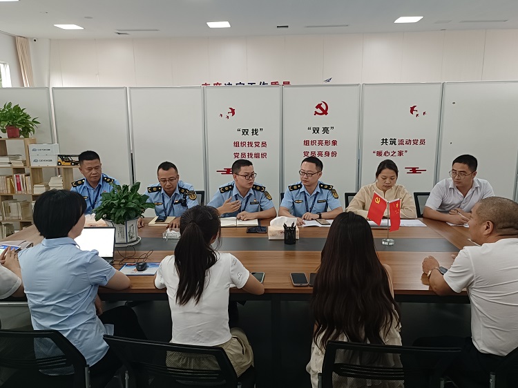 6.26叙永管理处联合高速交通执法第一支队、东南公司开展打击集装箱车辆利用优免政策逃费行动.jpg