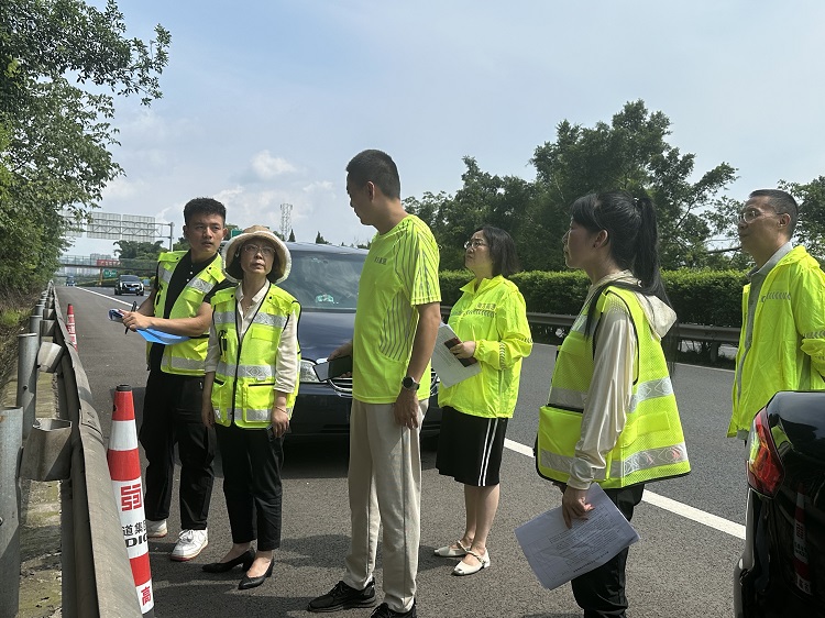 7.16 公司党委副书记、副总经理、工会主席何琛带队赴隆纳高速开展主汛期安全环保大检查 (6).jpg