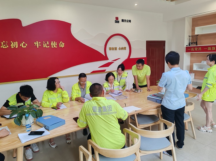 7.16 公司党委副书记、副总经理、工会主席何琛带队赴隆纳高速开展主汛期安全环保大检查 (2).jpg