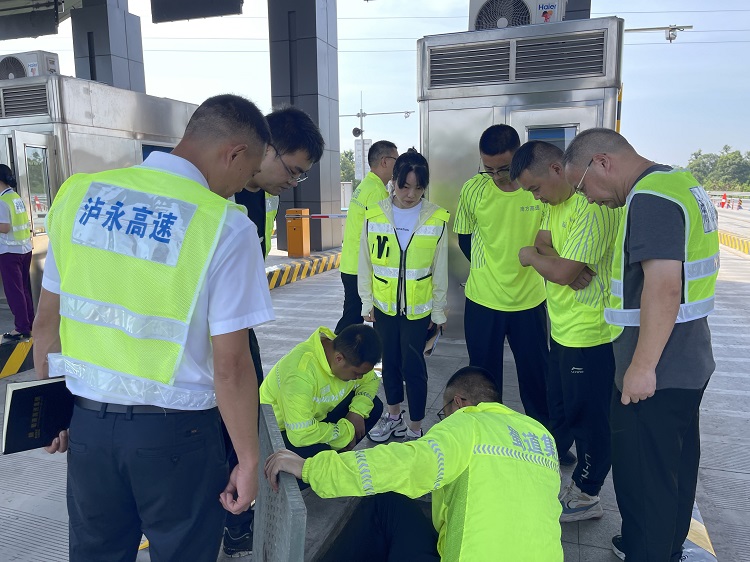 7.23南方公司赴泸渝公司玉蟾山收费站交流学习2.jpg