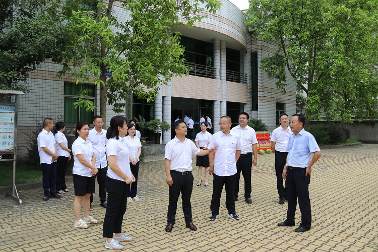 7.31南方公司党委书记、董事长、总经理陈四来带队赴隆纳高速开展安全环保检查暨“夏送清凉”慰问活动.jpg