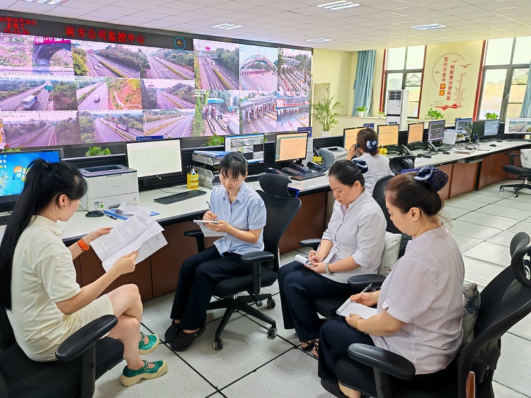 8.29泸州管理处督促检查监控中心视频监控管理工作2.jpg