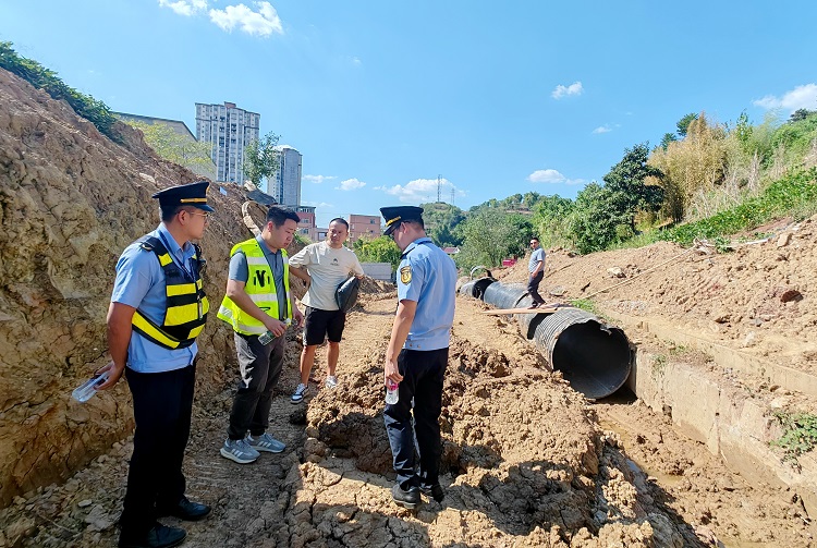 9.19叙永管理处“一路三方”联合开展打击违法侵占高速公路用地行为1.jpg