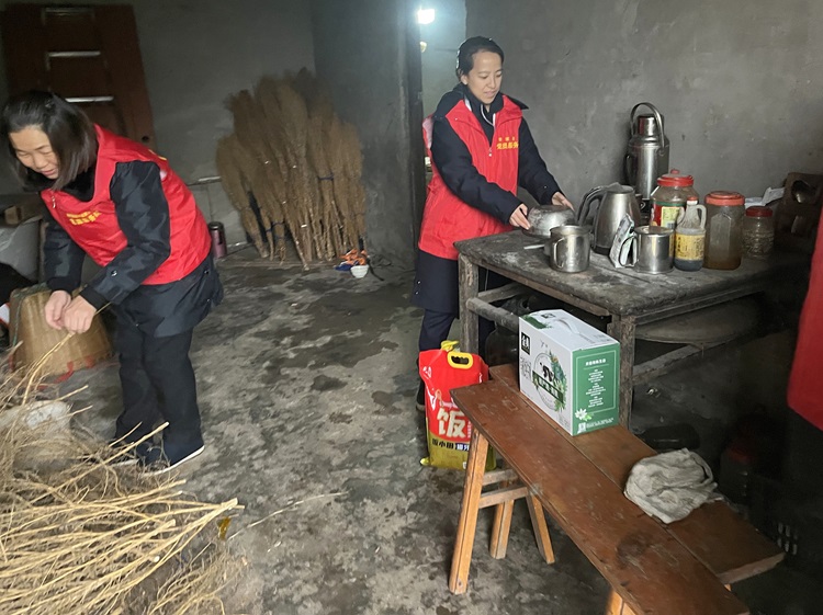 12.11叙永管理处护国收费站开展冬日送温暖志愿服务活动2.jpg
